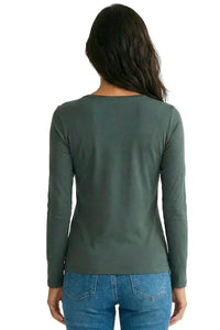 Back view of woman in green long sleeve Pima cotton tee and blue jeans